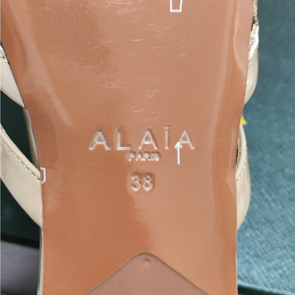 Alaia Tan Woven Patent-Trim Slide Mules - Picture 7 of 8